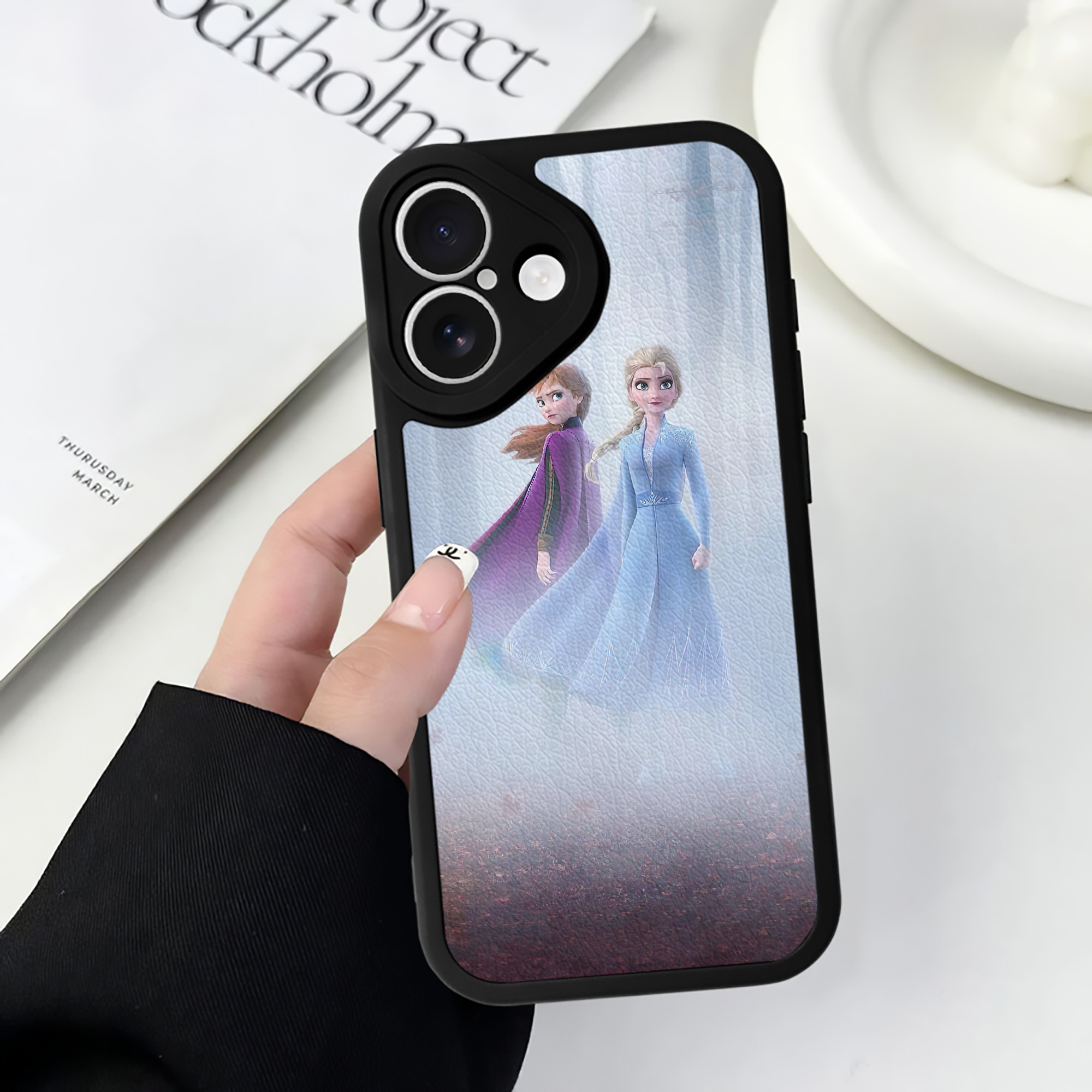 （画像用） アナと雪の女王 アンナ エルサ Frozen Anna Elsa 【iPhone 16シリーズ対応】シリコンスマホケース（レザー調） 材質：シリコン
